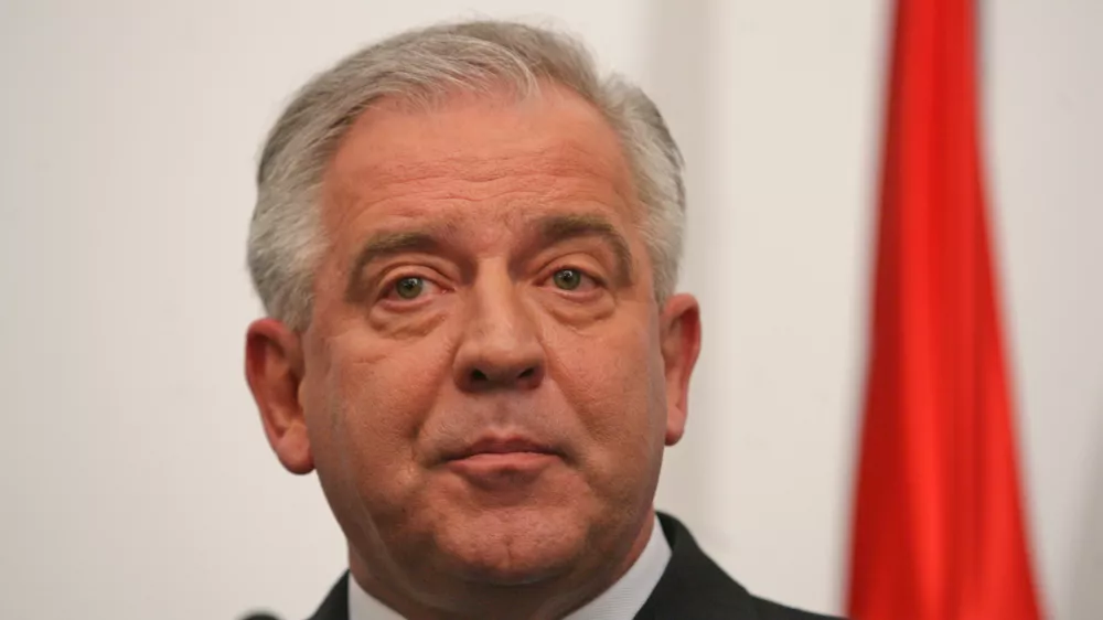 hrva&scaron;ki predsedniik vlade Ivo Sanader- prvo srečanje predsednika vlade Boruta Pahorja s predsednikom hrva&scaron;ke vlade Ivom Sanaderjem na gradu Mokrice. - Premiera nista zbližala stali&scaron;č, ki bi pripeljala do re&scaron;itve vpra&scaron;anja meje med državama - slovenski premier je po pogovorih napovedal, da bo podprl mediacijo, ki jo predlaga Evropska komisija, hrva&scaron;ki premier pa je menil, da bi morali najprej delo končati me&scaron;ani komisiji.- slovensko-hrva&scaron;ki odnosi - meja med Slovenijo in Hrva&scaron;ko/FOTO: Luka CjuhaOPOMBA: ZA OBJAVO V ČASOPISU DNEVNIK