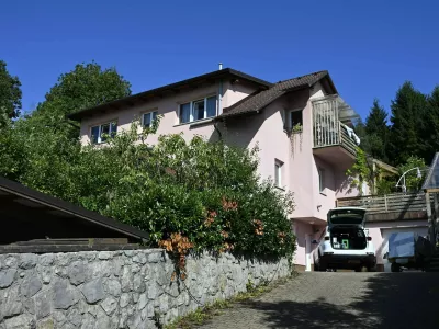 ZAKRITA REGISTRSKA 1.08.2025 Hi&scaron;a kjer je 81-letnik streljal na 40-letnika in ga hudo ranil, Log pri Brezovici FOTO: Nik Erik Neubauer