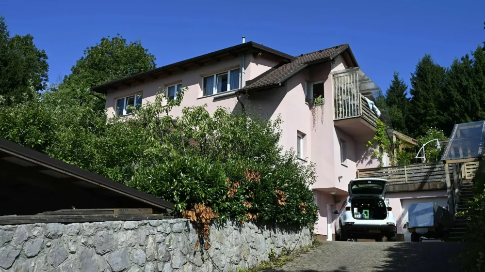 ZAKRITA REGISTRSKA 1.08.2025 Hi&scaron;a kjer je 81-letnik streljal na 40-letnika in ga hudo ranil, Log pri Brezovici FOTO: Nik Erik Neubauer