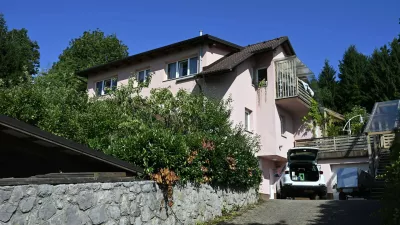 ZAKRITA REGISTRSKA 1.08.2025 Hi&scaron;a kjer je 81-letnik streljal na 40-letnika in ga hudo ranil, Log pri Brezovici FOTO: Nik Erik Neubauer