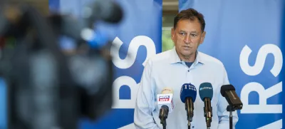 Ljubljana.Medijski brifing druzbe Dars, na kateri so predstavili potek obnovitvenih del na hitri cesti H4 med razcepom Nanos in Vipavo, ki prehajajo v novo fazo.Po krajsi predstavitvi je izjavo podal predsednik uprave druzbe Dars Andrej Ribic.