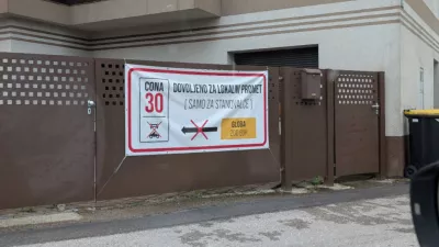 Plakat opozarja na novi prometni znak