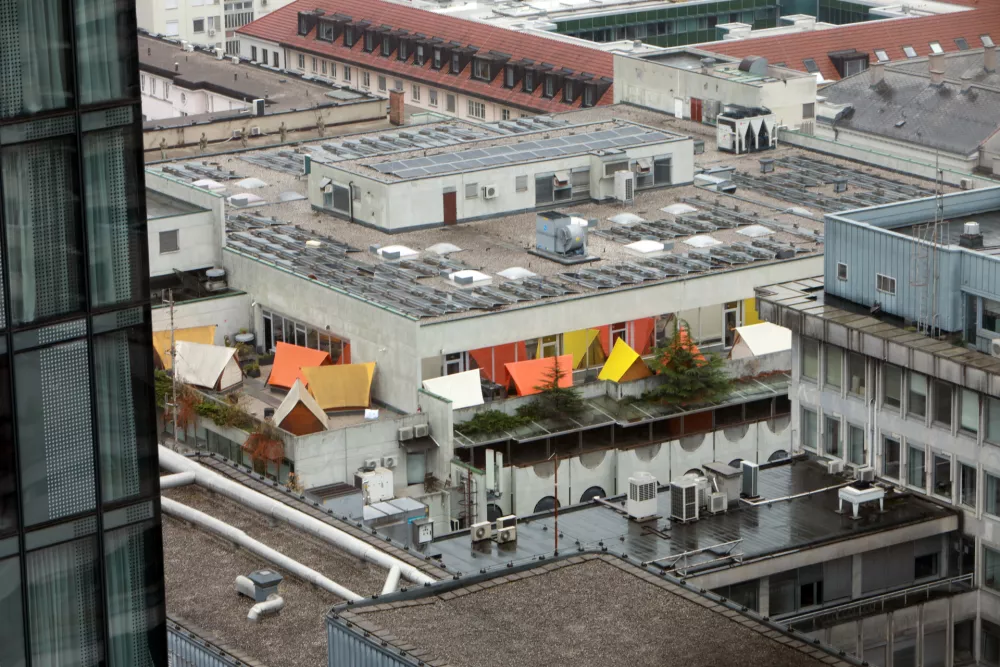 Od mini hi&scaron;k do kapsul: v Ljubljani edinstvene prenočitve za vsak okus