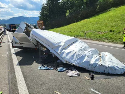 &Scaron;tajerska avtocesta, nesreča pri Tepanju, kjer je pri trku v tovorno vozilo umrlo pet tujih državljanov.Prometna nesreča, re&scaron;evanje, avtocesta, trk vozil, zastojFoto: Bralec