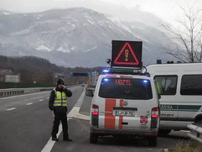 - Vipavska hitra cesta - delavci DARS - cestninski nadzor - izločanje - 05.02.2015 - Mednarodni mejni prehod Vrtojba - zaradi predvidenega obilnega sneženja in burje prepoved vožnje za priklopnike in polpriklopnike pri vstopu v Slovenijo - ///FOTO: Luka Cjuha