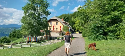 Le pol ure vožnje iz Ljubljane je družinam prijazna izletniška točka
