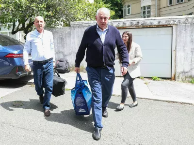 04.08.2025., Ulica Josipa Kozarca, Zagreb - Dolazak Ive Sanadera u obiteljsku kucu u Kozarcevoj ulici nakon izlaska iz zatvora.. Ivo Sander vratio se kuci u pratnji odvjetnika Dragana Crnkovica. Ivo Sanader, bivsi hrvatski premijer, uvjetno je pusten na slobodu nakon sto je odlukom vijeca Zupanijskog suda u Sisku prihvacen prijedlog za njegov uvjetni otpust iz Kaznionice u Lipovici&ndash;Popovaci.&nbsp; Photo: Goran Stanzl/PIXSELL