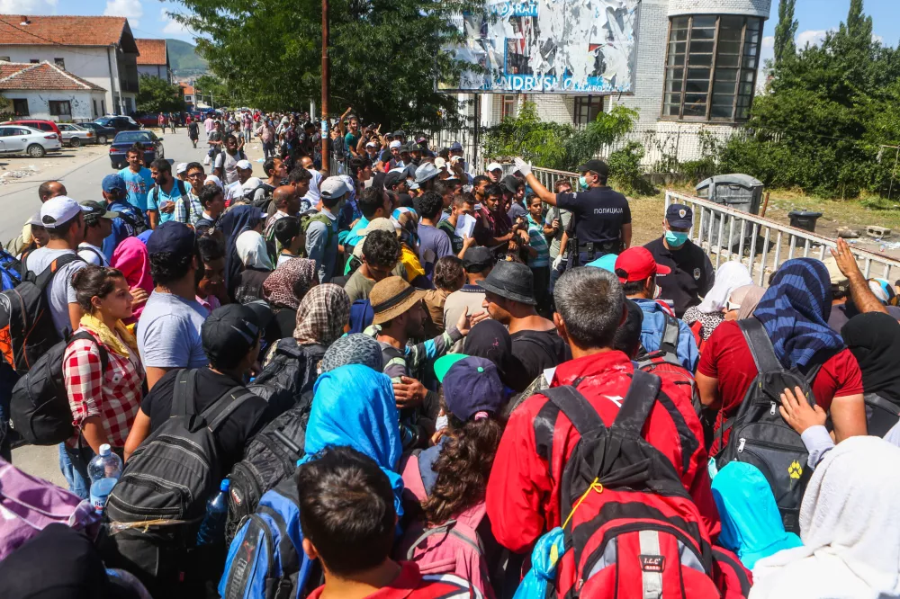 - 24.08.2015 - Srbija - Pre&scaron;evo - Begunci čakajo v vrsti za registracijo v zbirnem centru za begunce v Pre&scaron;evu- Begunci 2015 - migracije po zahodni balkanski poti - migracijska pot beguncev iz Sirije, Afganistana in Iraka čez Balkan proti zahodni Evropi - evropska begunska kriza - migranti -     //FOTO: Bojan VelikonjaOPOMBA: ZA OBJAVO V PRILOGI &ndash; DNEVNIKOV OBJEKTIV - REPORTAŽA 2015 -