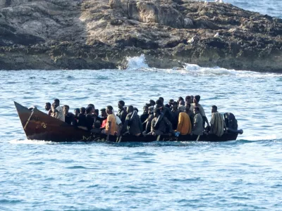FILE PHOTO: A boat with migrants approaches the Sicilian island of Lampedusa, Italy, September 16, 2023. REUTERS/Yara Nardi/File Photo