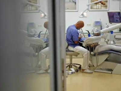 dr.Gregor &Scaron;korjanc, estetski in splo&scaron;ni zobozdravnik, - Dentalni studio dr. &Scaron;korjanc - Zasebna zobozdravstvena ordinacija - zobozdravstvo - Dunajska 198 v Ljubljani//FOTO: Bojan Velikonja