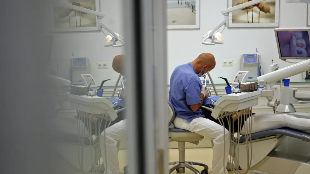 dr.Gregor &Scaron;korjanc, estetski in splo&scaron;ni zobozdravnik, - Dentalni studio dr. &Scaron;korjanc - Zasebna zobozdravstvena ordinacija - zobozdravstvo - Dunajska 198 v Ljubljani//FOTO: Bojan Velikonja