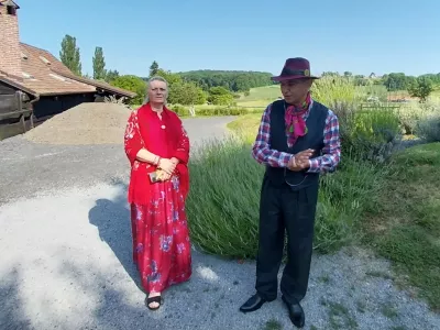  Slađana Đurđević, znana kot &raquo;plava ciganka&laquo; zaradi svojega me&scaron;anega zakona, in njen mož Goran Đurđević, predsednik Dru&scaron;tva Lovari &ndash; Romska hi&scaron;a in prvi Rom z diplomo na Hrva&scaron;kem. 