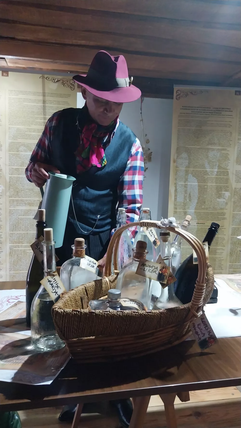 Goran Đurđević gostom postreže čaj iz sivke, prav tako se nihče ne brani žganja, ki ga kuhajo sami.