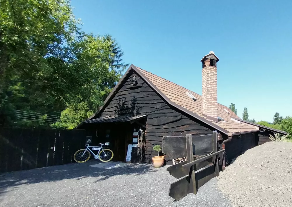 Tipična romska hi&scaron;a za krajino, kjer dru&scaron;tvo deluje. 