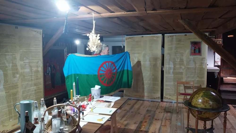 Zakonca predstavita romsko zastavo in njen pomen. 