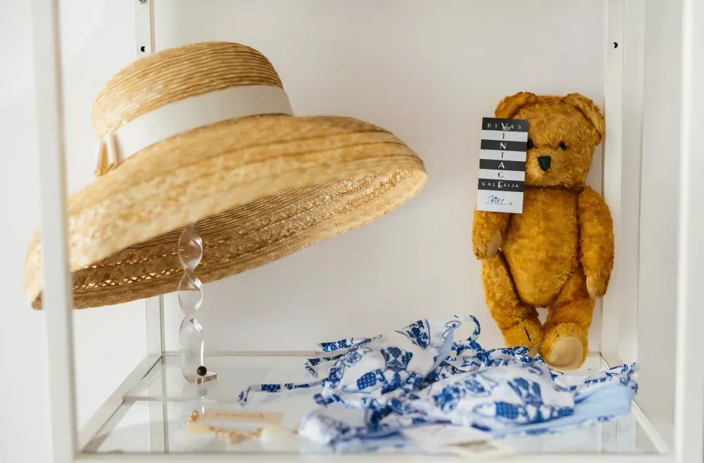 tik ob Titovem trgu, na naslovu Kidričeva ulica 4,