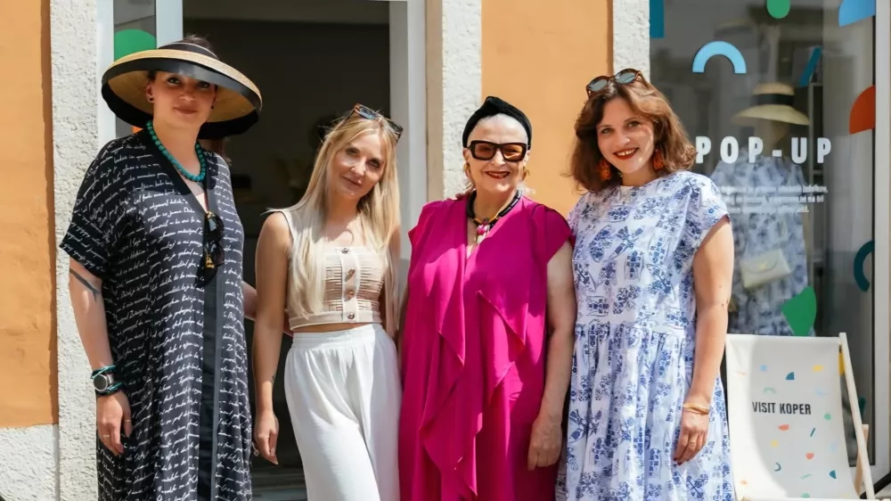 &Scaron;e vse do konca poletja bodo v pop-up trgovini gostile Ano Cajhen, nosilko nesnovne kulturne dedi&scaron;čine slamnikarstva na Domžalskem, modno oblikovalko (z leve) Ana Cajhen, Manca Kočnik, Barbara Por Horvat in Julia Kaja Hrovat. F arhiv