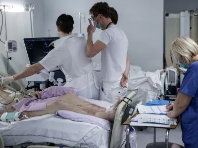 - simbolična fotografija - zdravstvo, zdravnik, medicinska sestra, medicinsko osebje, pacient, bolnica, bolni&scaron;nica- 12.03.2025 - ministrica za zdravje Valentina Prevolnik Rupel si je na delovnem obisku v Univerzitetnem kliničnem centru (UKC) ogledala tekoče investicije//FOTO: Jaka Gasar