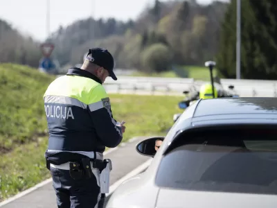 Voznica je trdila, da so ji policisti grozili s Hrastovcem