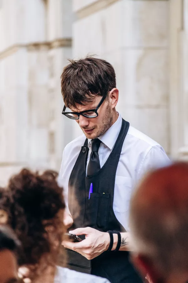 Natakar v legendarni kavarni, kjer je &scaron;e danes prisoten dunajski duh. / Foto: Istock