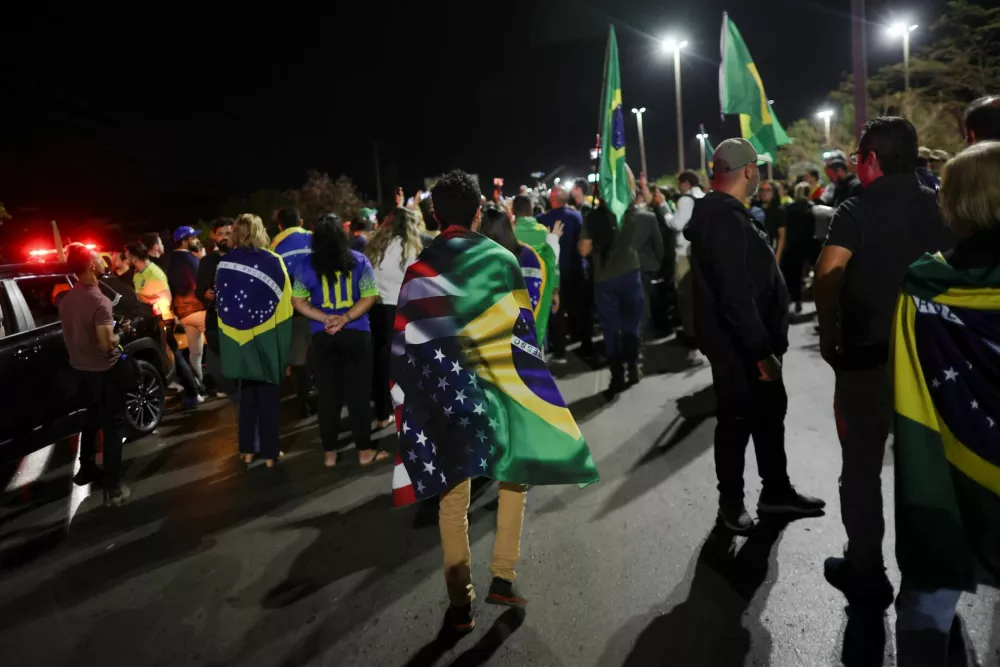 Supporters of former Brazilian President Jair Bolsonaro gather outside the residential development where the former Brazilian President lives, after Brazil's Supreme Court issued a house arrest order for him, in Brasilia, Brazil, August 4, 2025. REUTERS/Adriano Machado