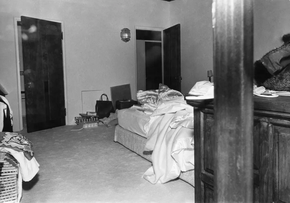 This is the rumpled bed on which the dead body of glamour queen Marilyn Monroe was discovered early August 5th. She was found nude in the bed, clutching a telelphone. Police said the death was an apparent suicide.08-06-1962,Image: 154802549, License: Rights-managed, Restrictions:, Model Release: no