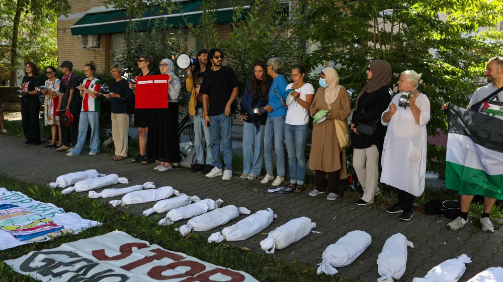 0508.2025. Protest proti genocidu v Gazi pred veleposlani&scaron;tvom Arabske Republike Egipt v Ljubljani. Foto:Bojan Velikonja 
