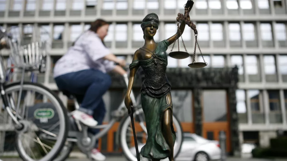 - ilustrativna fotografija - parlament - državni zbor - tožilstvo - pravo - pravičnost - pravosodje - pravica - pravni sistem - kipec boginja pravde Justicija - tehtanje resnice - tehtnica in meč- tematska fotografija - poseg politike v sodstvo//FOTO: Bojan Velikonja / Foto: Bojan Velikonja