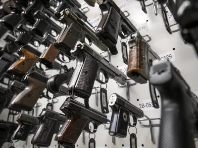 - pi&scaron;tola, strelno orožje- 28.01.2021 &ndash; POLICIJA - Nacionalni forenzični laboratorij (NFL), preiskava materialnih sledi, nastalih pri kaznivih dejanjih ali prekr&scaron;kih, in podaja interpretacije rezultatov preiskav za policijo in pravosodne organe. Vodovodna cesta 95 v Ljubljani //FOTO: Matjaž Ru&scaron;t / Foto: Matjaž Ru&scaron;t