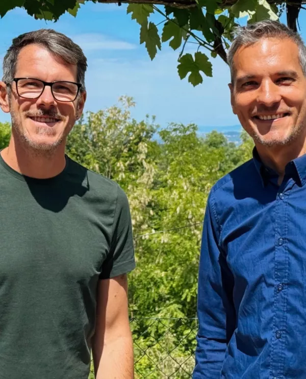 V Hi&scaron;kah slovenske Istre Tilen in Andrej prepletata zgodovino, osebni pristop in povezovanje z lokalnimi ponudniki, ki prisegajo na kakovost. F visitkoper