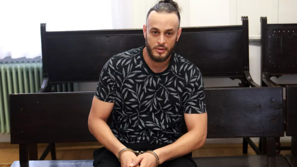 Z dopusta klical policijo, vlomilca videl v ​neposrednem prenosu