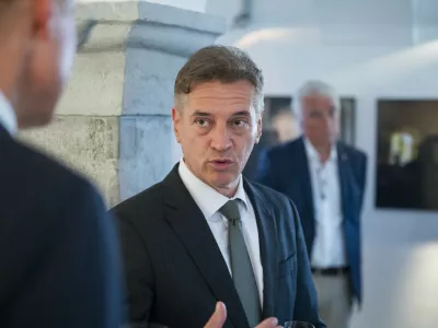 Ribnica, Skrabceva domacija.Pogovor Iskrivo in v zivo pred poletnim premorom z gostom predsednikom vlade Robertom Golobom.