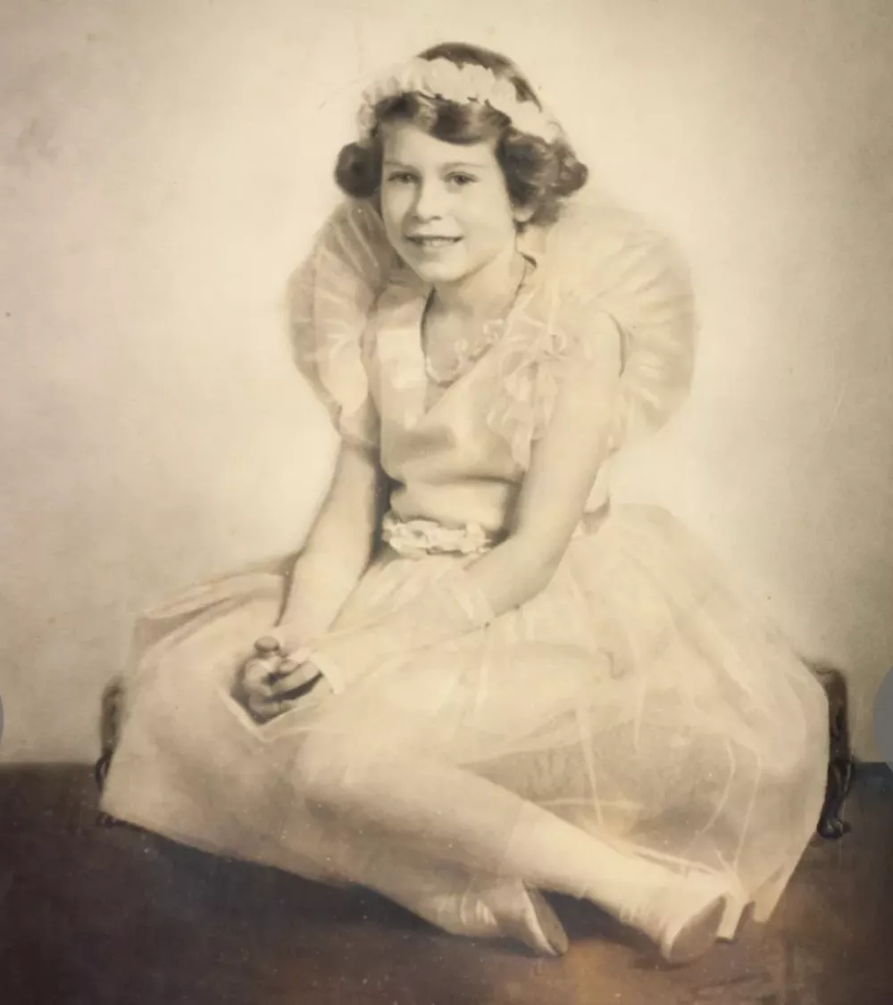 modna preobrazba kraljice Elizabete II. bo osrednja tema pomembne razstave v Buckinghamski palači, kjer bo predstavljeno kar 200 oblačil in modnih dodatkov iz celega njenega življenja. F Royal Collection Trust