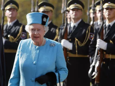 Britanska kraljica Elizabeta II po pristanku na letali&scaron;ču Jožeta Pučnika - Državni&scaron;ki obisk Njenega veličanstva britanske kraljice Elizabete II. in Njegove kraljeve visokosti vojvode Edinbur&scaron;kega v Sloveniji, 21.-23. oktober 2008  // FOTO: Jaka AdamičOPOMBA: ZA OBJAVO V ČASOPISU DNEVNIK