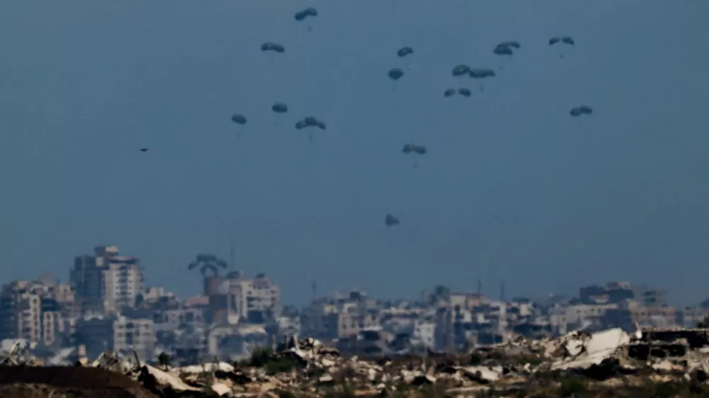 Humanitarian aid packages are airdropped over the Gaza Strip, as seen from Israel, August 5, 2025. REUTERS/Amir Cohen   TPX IMAGES OF THE DAY