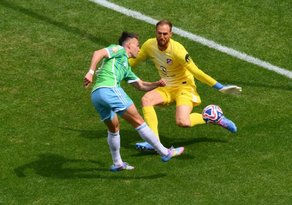 Soccer Football - FIFA Club World Cup - Group B - Seattle Sounders v Atletico Madrid - Lumen Field, Seattle, Washington, U.S. - June 19, 2025 Atletico Madrid's Jan Oblak saves a shot from Seattle Sounders' Daniel Musovski IMAGN IMAGES via Reuters/Steven Bisig / Foto: Steven Bisig