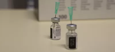 - cepivo Pfizer BioNTceh - množično cepljenje proti covidu-19 med stanovalci domov za starejše. - 27.12.2020 – Epidemija koronavirus COVID-19 v Sloveniji - prispela prva pošiljka cepiva proti covidu-19, ki sta ga razvili podjetji ameriški Pfizer in nemški BioNTech,//FOTO: Luka Cjuha