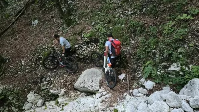 V simpatičnem zapisu so bohinjski gorski re&scaron;evalci opisali tudi akcijo, v kateri so na planinski poti pomagali tričlanski družini s kolesi, ki jih je tja usmerila aplikacija. 