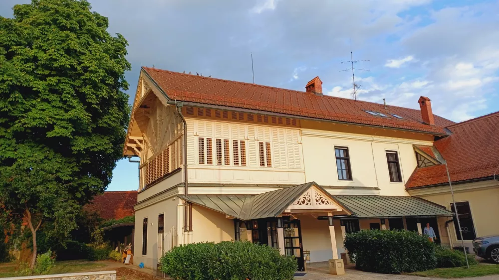 Po &scaron;tirih letih spet zasijala: Nekdaj županovo pribežali&scaron;če, danes kavarna