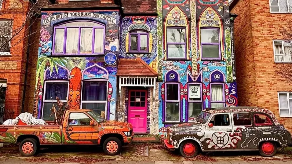 Pred samo hi&scaron;o boste na&scaron;li tudi dve vozili, ki sta prav tako okra&scaron;eni z mozaiki. F IG/mosaichousechiswick