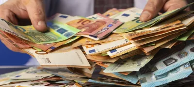 Lottogewinner mit Lottoschein, Eurojackpot-Schein und Bargeld. Rund 100 Lottomillionäre gibt es jedes Jahr in Deutschland. Trotz dieser scheinbar guten Erfolgsaussichten sind die Gewinnchancen in Wahrheit minimal, ein Sechser, vielleicht sogar mit Superzahl und somit der Jackpot-Gewinn, also eher unwahrscheinlich. Symbolfoto, Themenmfoto *** Lottery winner with lottery ticket, Eurojackpot ticket and cash There are around 100 lottery millionaires in Germany every year Despite these seemingly good chances of success, the chances of winning are actually minimal, so a six, perhaps even with a super number and thus winning the jackpot, is rather unlikely Symbol photo, theme photo Foto:xB.xSchubertx/xFuturexImagex lottogewinn_4003,Image: 928121809, License: Rights-managed, Restrictions: imago is entitled to issue a simple usage license at the time of provision. Personality and trademark rights as well as copyright laws regarding art-works shown must be observed. Commercial use at your own risk., Model Release: no / Foto: Profimedia