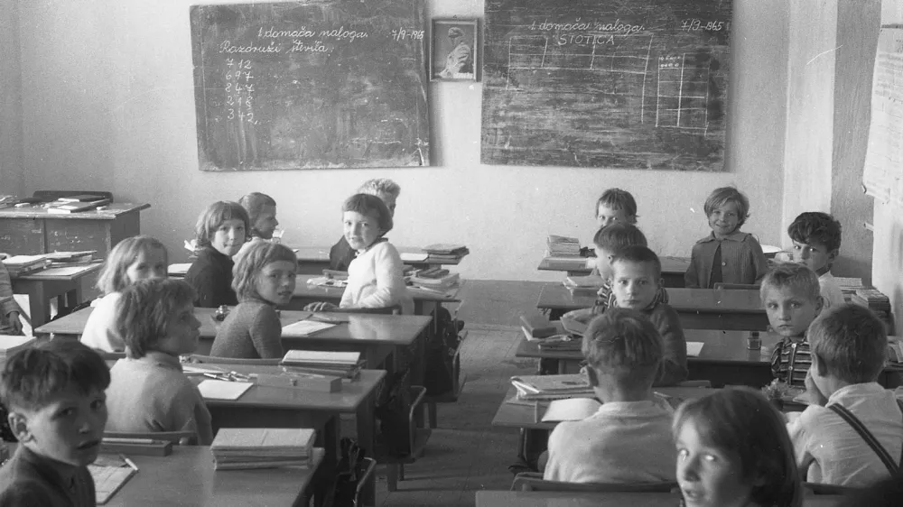 &Scaron;ola nekoč: &raquo;Za domovino!&laquo; &raquo;S Titom naprej!&laquo;