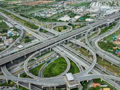 Burapha Withi Expressway, Industrial Ring Road, Bangna Intersection, Routes, Ring Road intersections, intercity connections for transportation, Bangkok Thailand, aerial view photograph from drone. / Foto: Dinphotogallery