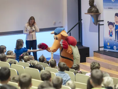 Cerklje na Gorenjskem, Osnovna sola Davorina Jenka.Spremstvo otrok pri varnem prehodu cez cesto po solski poti v organizaciji ministrstva za infrastrukturo, Agencije za varnost prometa, Policije in Obcine Cerklje na Gorenjskem. / Foto: Katja Kodba/sta