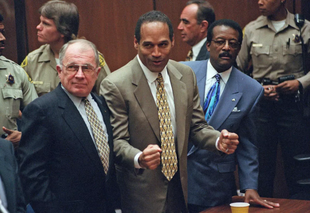 Oktobra 1995 je bil O.J. Simpson (v sredini) opro&scaron;čen umora nekdanje žene Nicole Brown in njenega prijatelja Rona Goldmana.&nbsp;/ Foto: Myung J. Chun,&nbsp;Daily News via AP