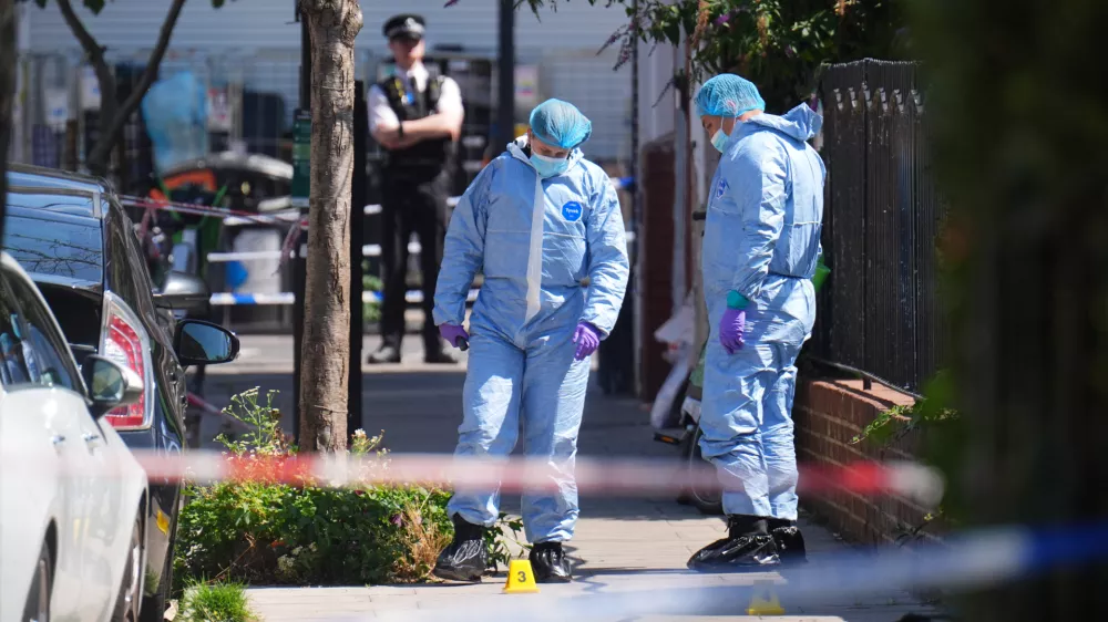 05 August 2025, United Kingdom, London: Forensic police officers at the scene on Dynevor Road in Stoke Newington after a 45-year-old man is shot dead in north London. Metropolitan Police find the victim with gunshot injuries in the early hours of Tuesday. A murder investigation is underway, but no arrests have been made. Photo: James Manning/PA Wire/dpa