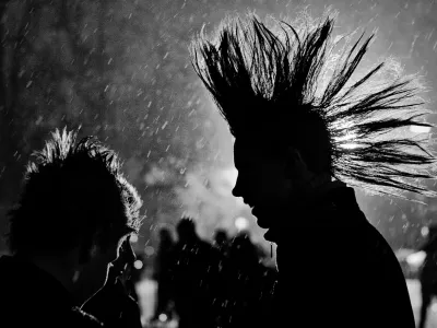 , irokeza - punk- Ljubljana 2012 - tretji protest proti politični in županski eliti v Sloveniji 2012 - GOTOVI SO! - //FOTO: Tomaž Zajel&scaron;nik / Foto: TomaĹľ ZajelĹˇnik