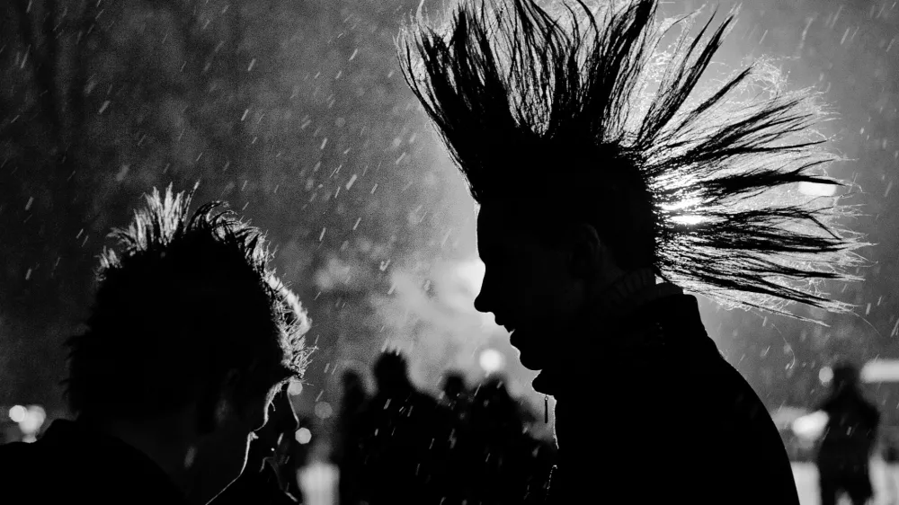 , irokeza - punk- Ljubljana 2012 - tretji protest proti politični in županski eliti v Sloveniji 2012 - GOTOVI SO! - //FOTO: Tomaž Zajel&scaron;nik / Foto: TomaĹľ ZajelĹˇnik