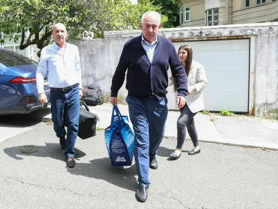 04.08.2025., Ulica Josipa Kozarca, Zagreb - Dolazak Ive Sanadera u obiteljsku kucu u Kozarcevoj ulici nakon izlaska iz zatvora.. Ivo Sander vratio se kuci u pratnji odvjetnika Dragana Crnkovica. Ivo Sanader, bivsi hrvatski premijer, uvjetno je pusten na slobodu nakon sto je odlukom vijeca Zupanijskog suda u Sisku prihvacen prijedlog za njegov uvjetni otpust iz Kaznionice u Lipovici&ndash;Popovaci.&nbsp; Photo: Goran Stanzl/PIXSELL