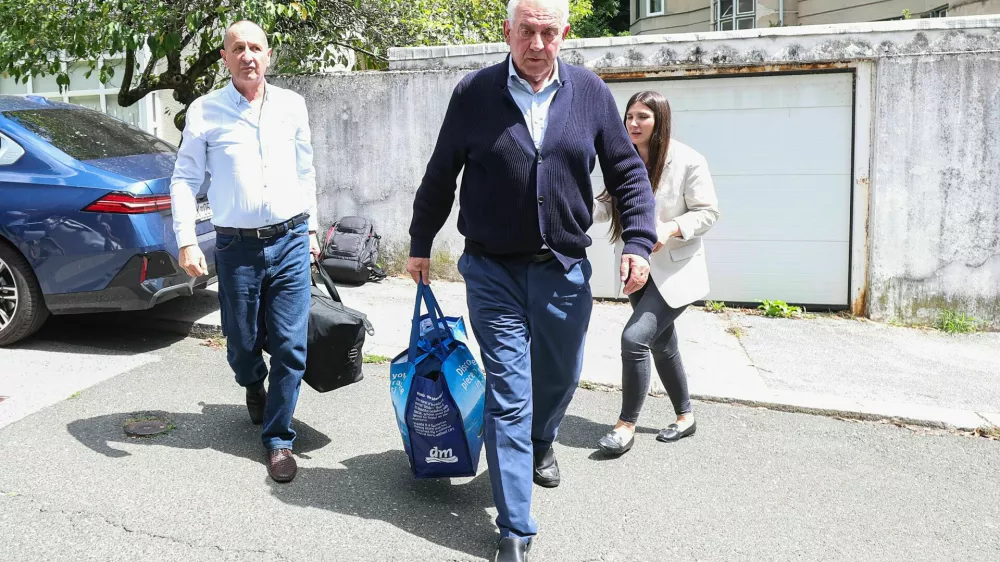 04.08.2025., Ulica Josipa Kozarca, Zagreb - Dolazak Ive Sanadera u obiteljsku kucu u Kozarcevoj ulici nakon izlaska iz zatvora.. Ivo Sander vratio se kuci u pratnji odvjetnika Dragana Crnkovica. Ivo Sanader, bivsi hrvatski premijer, uvjetno je pusten na slobodu nakon sto je odlukom vijeca Zupanijskog suda u Sisku prihvacen prijedlog za njegov uvjetni otpust iz Kaznionice u Lipovici&ndash;Popovaci.&nbsp; Photo: Goran Stanzl/PIXSELL